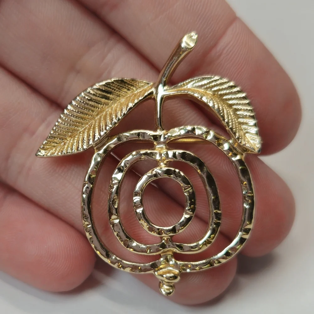 Vintage Sarah Coventry Gold Tone Floral Brooch